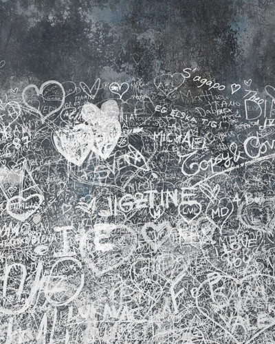 Tapet Verona cu design inspirat de graffiti, cu scrieri albe pe un fundal gri