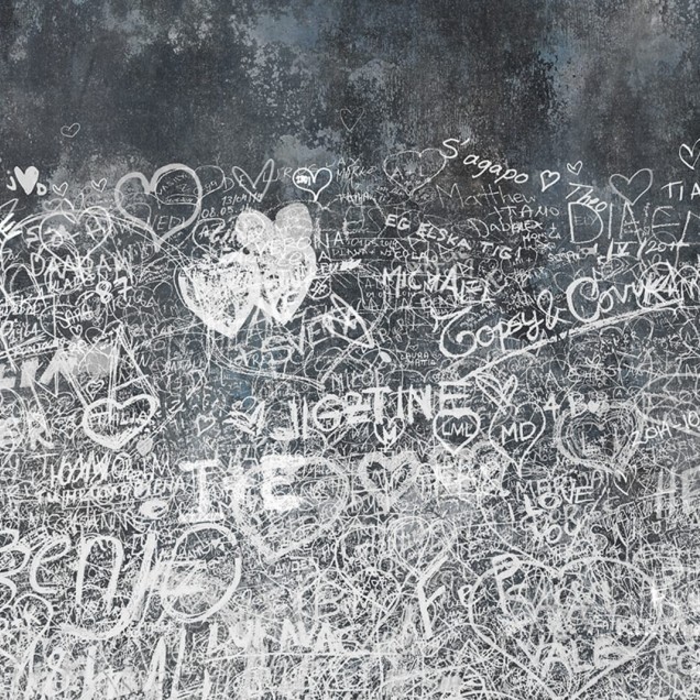 Tapet Verona cu design inspirat de graffiti, cu scrieri albe pe un fundal gri