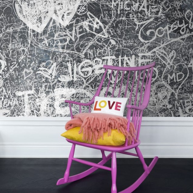 Tapet Verona cu design inspirat de graffiti, cu scrieri albe pe un fundal gri