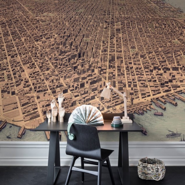 Tapet 3D "A City Rises" cu o vedere aeriană a unui oraș din anii 1800, montat într-un hol.