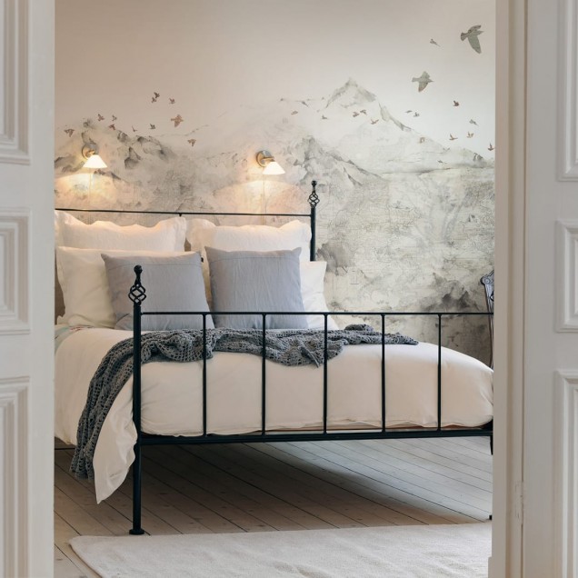 Tapet designeri cu motiv montan in living modern