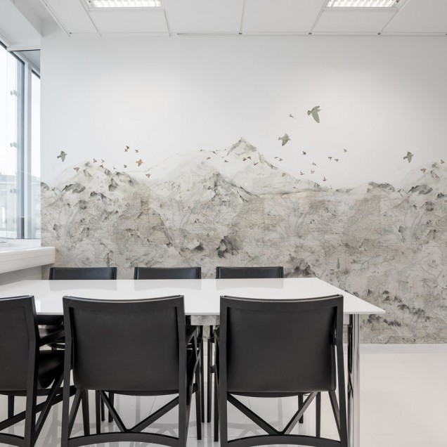Tapet designeri cu motiv montan in living modern