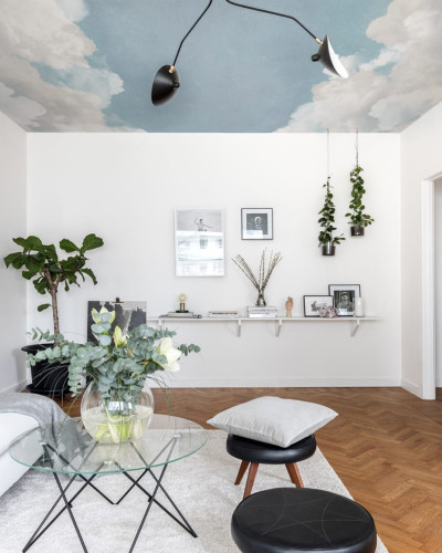 Fototapet cu nori aplicat pe tavan într-un living modern