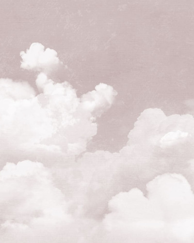 Tapet pentru copii Cuddle Clouds, Pink, cu nori roz pufoși pe un fundal gri deschis.