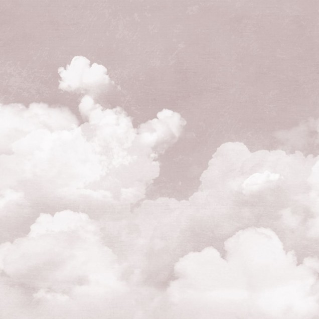 Tapet pentru copii Cuddle Clouds, Pink, cu nori roz pufoși pe un fundal gri deschis.