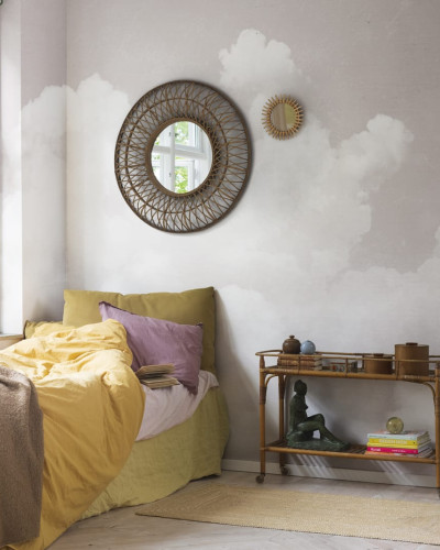 Tapet pentru copii Cuddle Clouds, Pink, cu nori roz pufoși pe un fundal gri deschis.