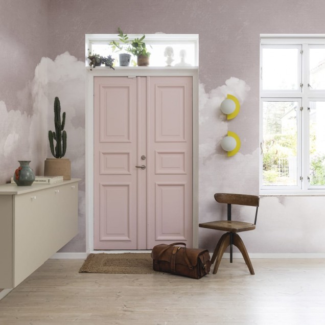 Tapet pentru copii Cuddle Clouds, Pink, cu nori roz pufoși pe un fundal gri deschis.