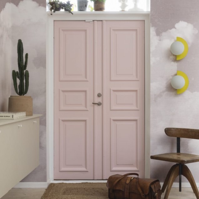 Tapet pentru copii Cuddle Clouds, Pink, cu nori roz pufoși pe un fundal gri deschis.