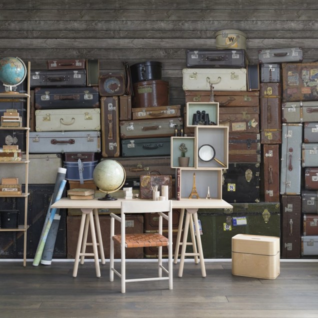 Tapet cu valize stivuite, design vintage