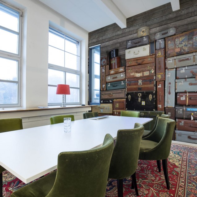 Tapet cu valize stivuite, design vintage
