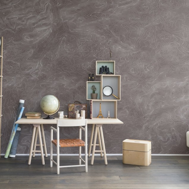 Tapet cu design modern Elevation Lines, cu linii curbe subtile pe un fundal maro