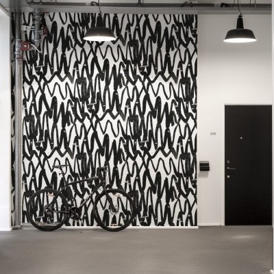 Tapet cu design abstract cu linii negre groase pe fundal alb
