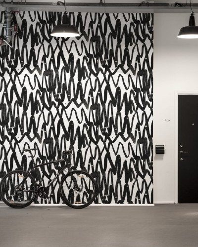 Tapet cu design abstract cu linii negre groase pe fundal alb