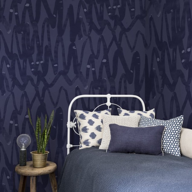 Tapet abstract albastru închis cu design grafic îndrăzneț