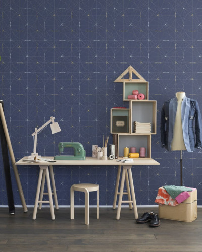 Tapet Perfect Fit, Royal Blue, repetitiv cu linii aurii pe fundal albastru regal