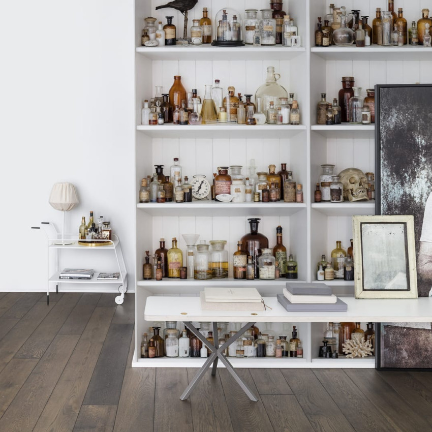Tapet 3D Cabinet of Curios, Night, cu un design enigmatic ce ilustreaza rafturi pline de sticle cu lichide de diverse culori, perfecte pentru a crea o atmosfera unica in living, dormitor sau birou.