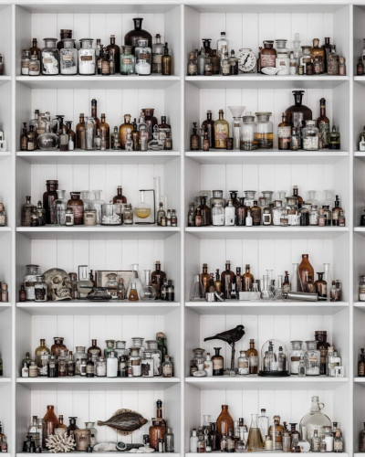 Tapet 3D Cabinet of Curios, Raw cu rafturi pline de sticle si obiecte curioase, inspirat de cabinetul unui alchimist