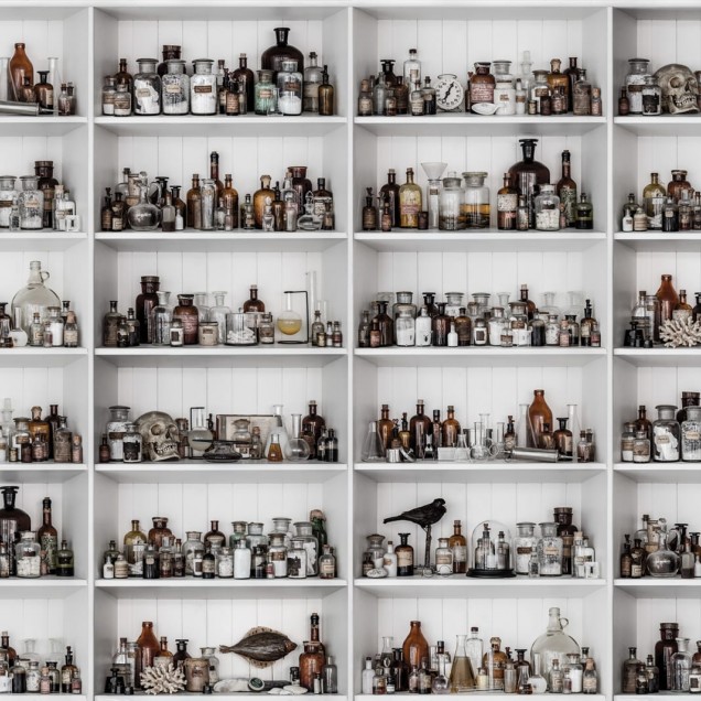 Tapet 3D Cabinet of Curios, Raw cu rafturi pline de sticle si obiecte curioase, inspirat de cabinetul unui alchimist