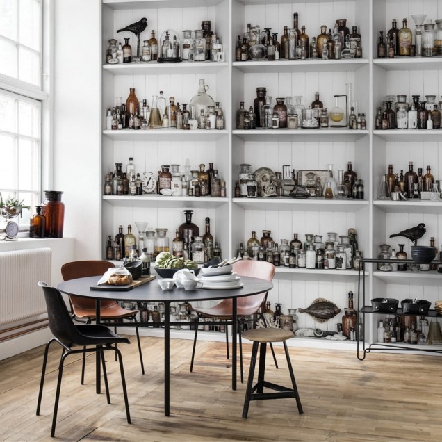 Tapet 3D Cabinet of Curios, Raw cu rafturi pline de sticle si obiecte curioase, inspirat de cabinetul unui alchimist