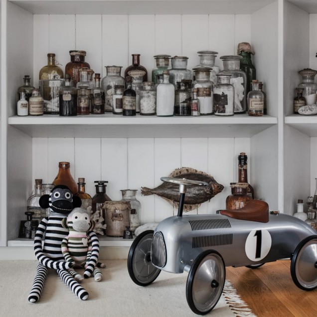 Tapet 3D Cabinet of Curios, Raw cu rafturi pline de sticle si obiecte curioase, inspirat de cabinetul unui alchimist