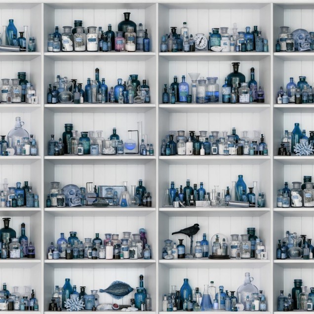 Tapet 3D Cabinet of Curios, Sapphire, cu rafturi pline de sticle si obiecte din sticla in nuante de albastru si gri