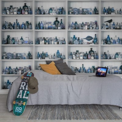Tapet 3D Cabinet of Curios, Sapphire, cu rafturi pline de sticle si obiecte din sticla in nuante de albastru si gri