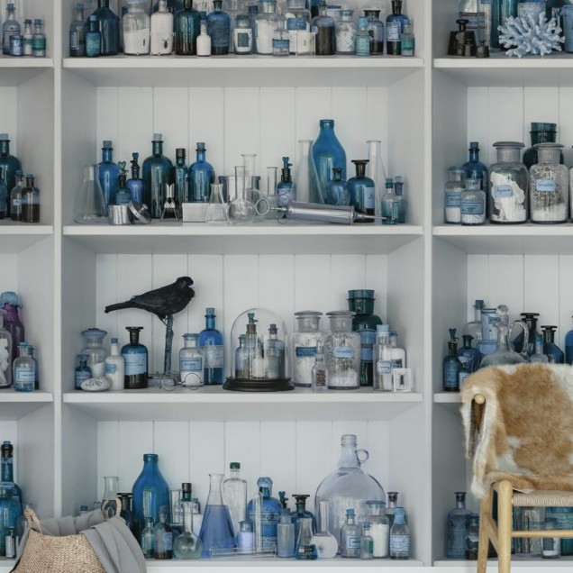 Tapet 3D Cabinet of Curios, Sapphire, cu rafturi pline de sticle si obiecte din sticla in nuante de albastru si gri