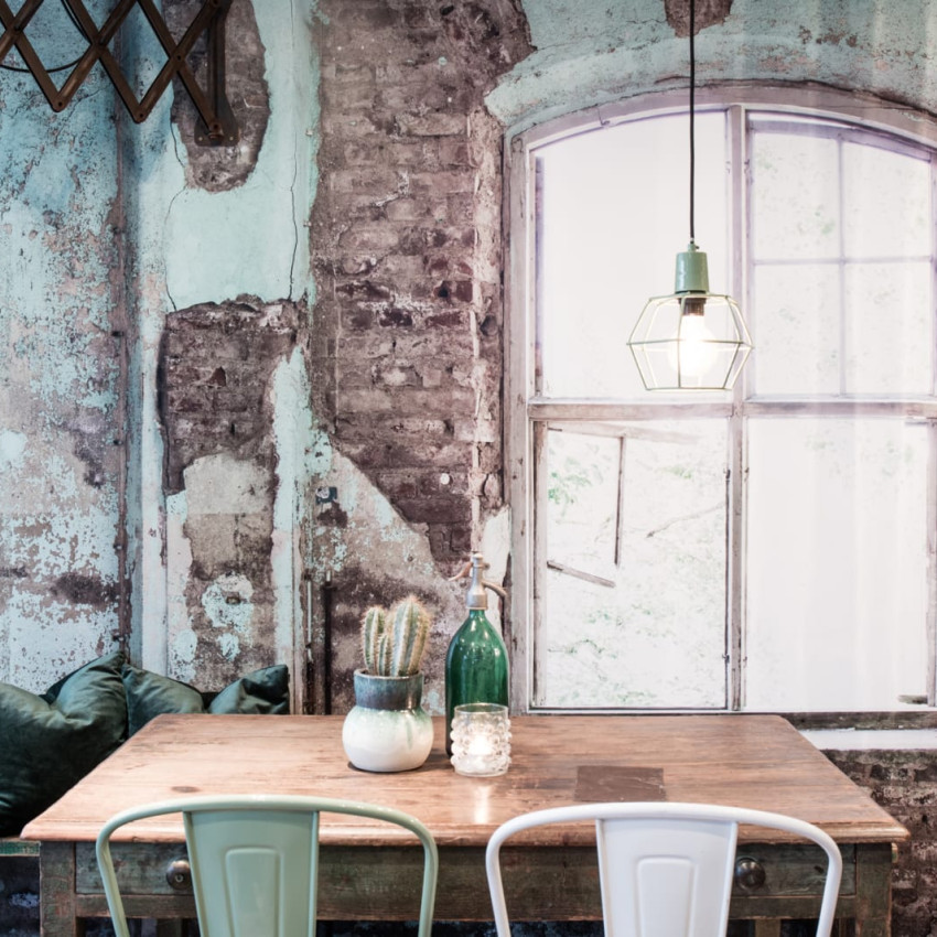 Tapet bej cu aspect de zidărie într-o cameră cu decor vintage