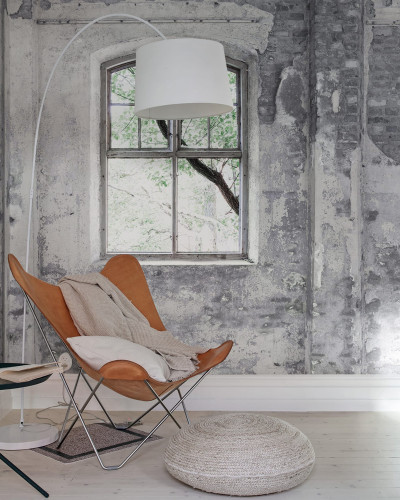 Tapet bej cu aspect de zidărie într-o cameră cu decor vintage