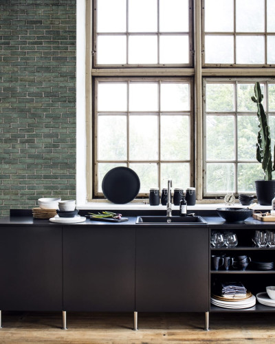 Tapet Urban Emerald cu design in stil industrial, cu o nuanță de smarald, ideal pentru bucătărie.