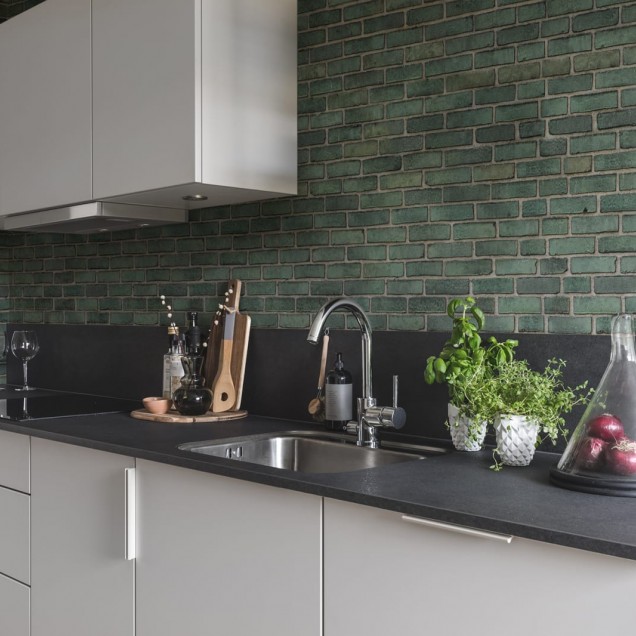 Tapet cu aspect de cărămidă verde Urban Emerald, în bucătărie