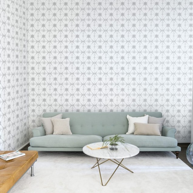 Tapet cu design geometric subtil, în nuanțe de gri, perfect pentru un aspect elegant și contemporan.
