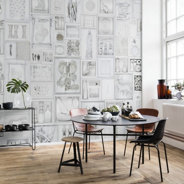 Tapet Bleached Oddities cu diverse obiecte în nuanțe deschise, perfect pentru un decor minimalist și elegant
