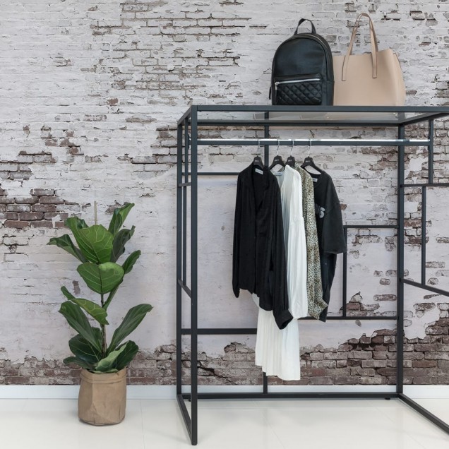 Tapet Industrial Ivory cu aspect de cărămidă albă pictată, montat într-un living modern.