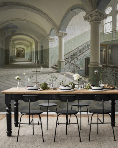 Tapet 3D Bleached Baroque cu un design vintage și elegant.