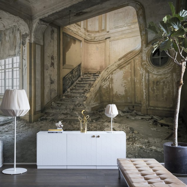 Tapet 3D cu o scară veche, prăbușită, cu un design elegant și o atmosferă dramatică.