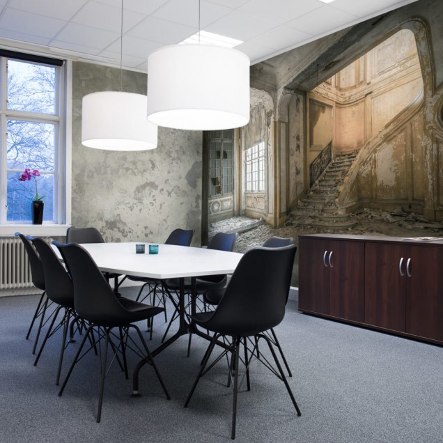 Tapet 3D cu o scară veche, prăbușită, cu un design elegant și o atmosferă dramatică.