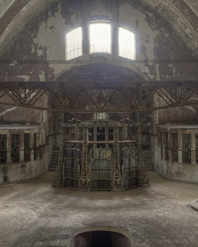 Tapet 3D Broken Belle Epoque, cu un design industrial de interior, prezentat intr-un decor modern.