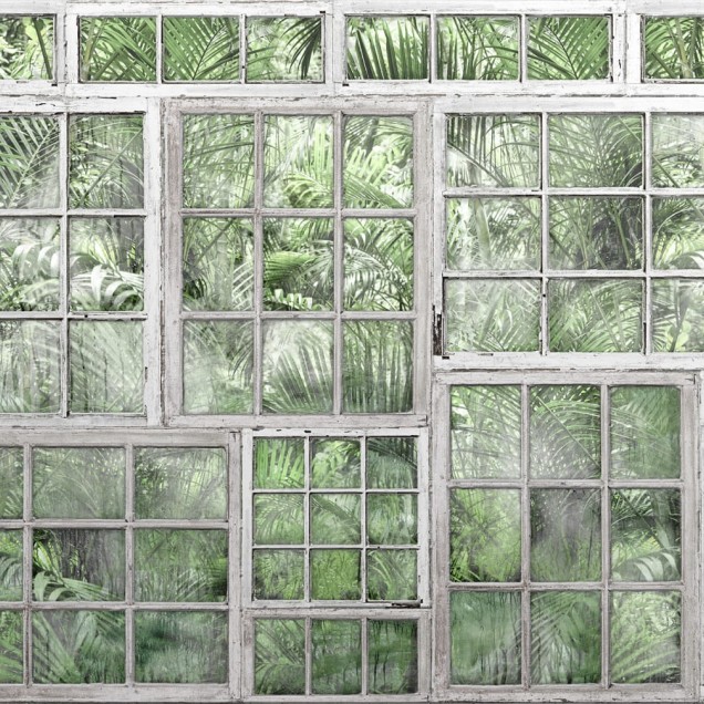 Tapet 3D Perspective Jardin cu design rustic, ce prezintă ferestre vechi cu vedere la un peisaj verde luxuriant.