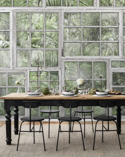 Tapet 3D Perspective Jardin cu design rustic, ce prezintă ferestre vechi cu vedere la un peisaj verde luxuriant.