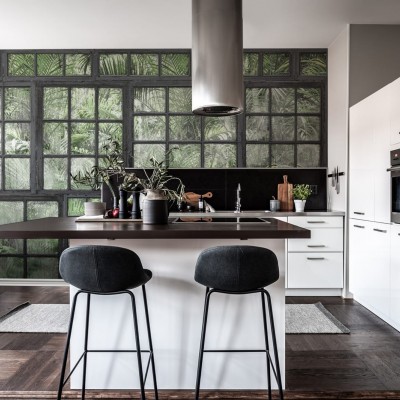 Tapet 3D Perspective Jardin, Noir, cu un design modern cu ferestre și vegetație tropicală.