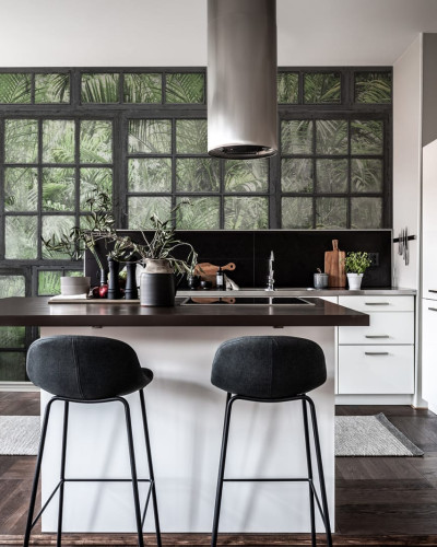 Tapet 3D Perspective Jardin, Noir, cu un design modern cu ferestre și vegetație tropicală.