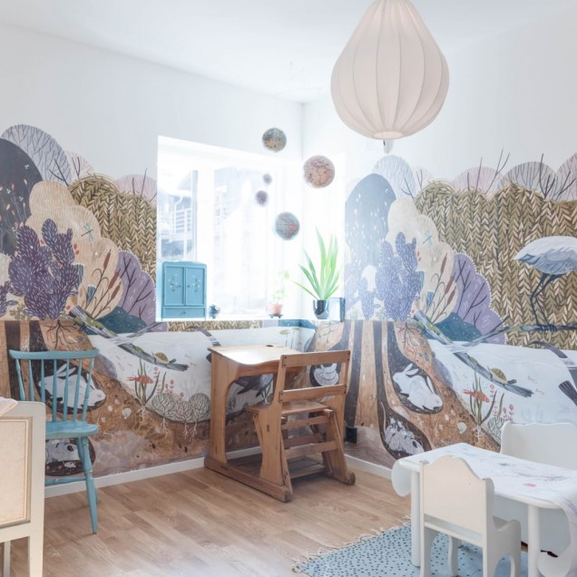 Wild Willows, un tapet cu design fermecător cu nuanțe de verde, gri și roz, perfect pentru camera copiilor.