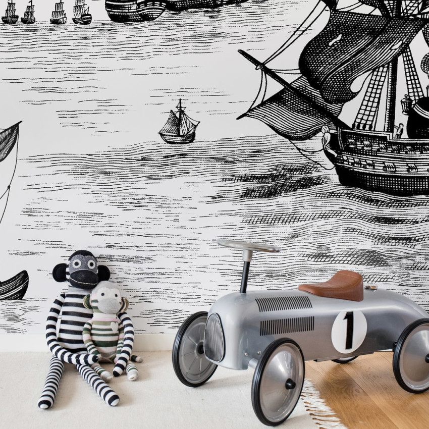 Tapet cu nave pe mare, decor clasic si elegant, ideal pentru dormitorul copiilor, living sau birou.