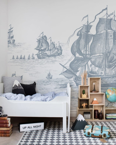 Tapet cu nave pe mare, decor clasic si elegant, ideal pentru dormitorul copiilor, living sau birou.
