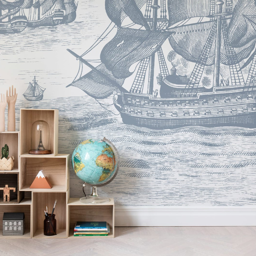 Tapet High Seas, negru, cu o grafică vintage cu o flotă de corăbii care navighează prin valuri, perfect pentru a crea un decor nautic, modern.