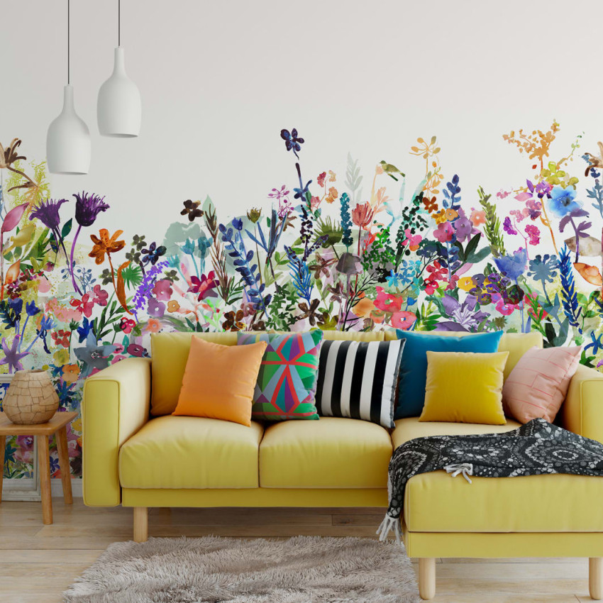 Tapet floral pastelat May Meadow cu flori delicate pe fundal alb.