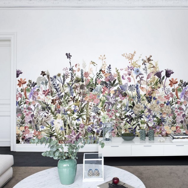 Tapet floral pastelat May Meadow cu flori delicate pe fundal alb.
