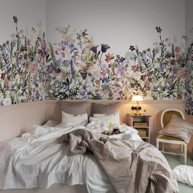 Tapet floral pastelat May Meadow cu flori delicate pe fundal alb.