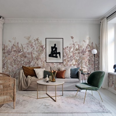 Tapet floral în nuanțe de roz prăfuit într-un living elegant